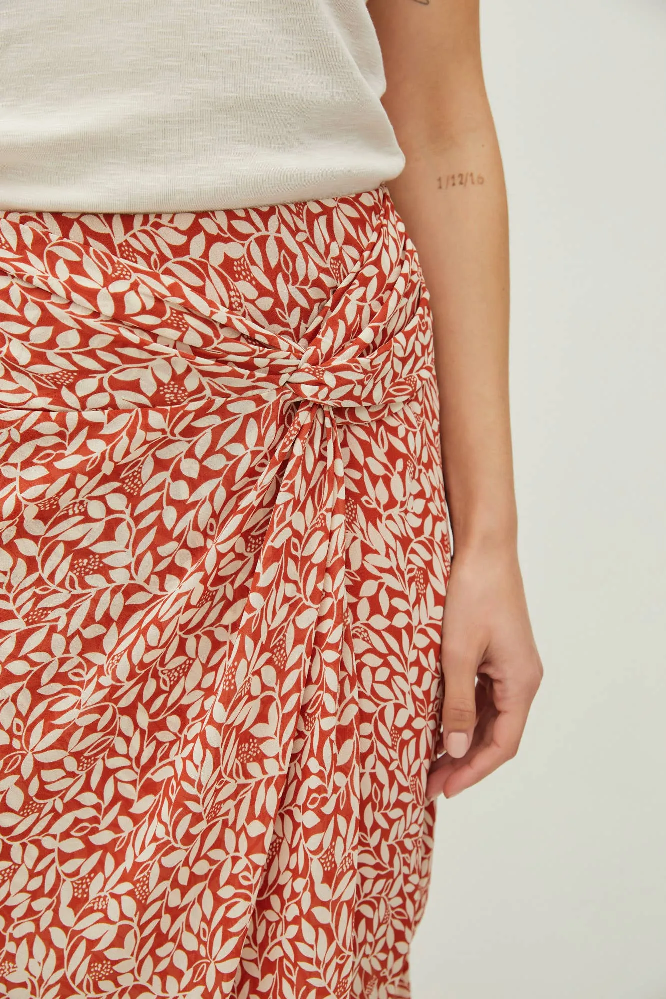 PRINT DRAPED SIDE KNOT MIDI SKIRT